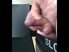  - Ich wichse meinen kleinen, steifen Schwanz, bis ich abspritze