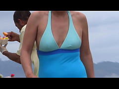  - Latina on vacation at the beach, she shows off, gets turned on, masturbates and wants to fuck, wants to suck a cock