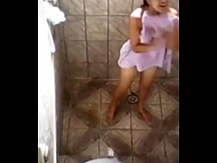  - amiga da minha irmã se depilando no chuveiro