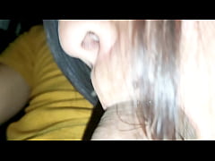  - Lo seduzco en el supermercado y se la mamo en el carro hasta que me llene se semen