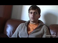  - Cuando me masturbo llamo a mi vecino el casado, para que me eche una mano (nunca mejor dicho).