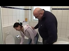  - Stieftocher beim ssaubermachen gefickt