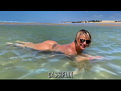  - Essa viagem de carro eu e minha amiga provocamos demais, mostramos a BUCETA e o CUZINHO na praia, chupamos PAU DURO GOSTOSO e ganhamos porra quentinha e foderam muito nossa raba. Completo no Cassiflix.