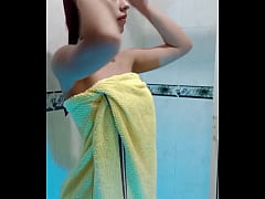  - Mi hermanastro me sorprende en el ba&ntilde;o y me folla