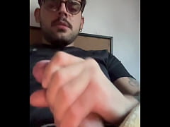  - MOSTRANDO O RABÃO E LEITANDO / cum and ass