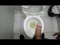  - Pau grosso dando um mijão.