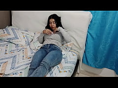  - Se masturban juntos! Pero la hermanastra tomo la polla de su hermanastro para pajearlo con la boca y tragarse la leche HISTORIA COMPLETA