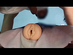  - Rellenando vagina de goma con mucho semen con verga palpitante hasta acabar temblando