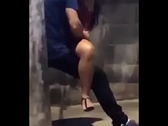  - Recostados en poste y parqueo público