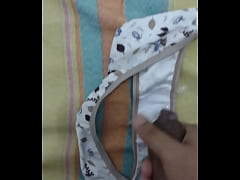  - Gozando na calcinha da enteada