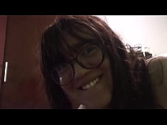  - Nina cdzinha babando o pauzao do novinho. Primeira vez dele com boneca