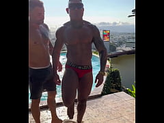  - AMIGOS FAZENDO SURUBA NA PISCINA EM FRENTE AO MAR