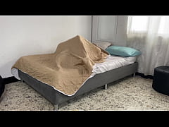  - MI HERMANASTRO ENTRA A MI CUARTO POR SU TOALLA Y TERMINO ENCIMA DE ÉL