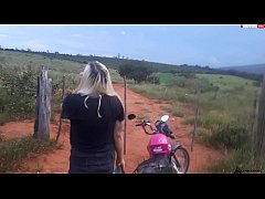  - ENFIEI A PICA NA LOIRINHA NO MEIO DA ESTRADA EM PUBLICO (assista completo no xvideos RED )