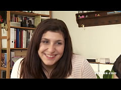  - Ersties - Julie und Maria fingern sich gegenseitig ihre zarten und nackten Muschis