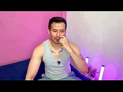  - Hombre musculoso preña a su compa del gym! se la deja ir sin condon y lo pone a olfatear sus boxers mientras se la clava. Relato sexual