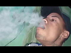  - Fumando narguilé mexendo