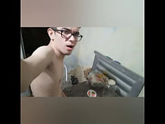  - Nerd safado gozando na goiabada e lambendo