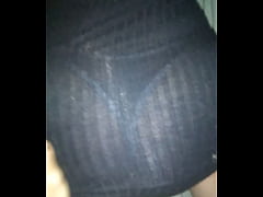  - Le subo el vestido le toco el culo, corro la tanga y le meto los dedos