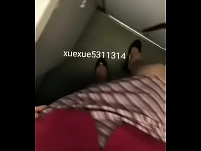 飞机上实在忍不住了就直接在厕所解决